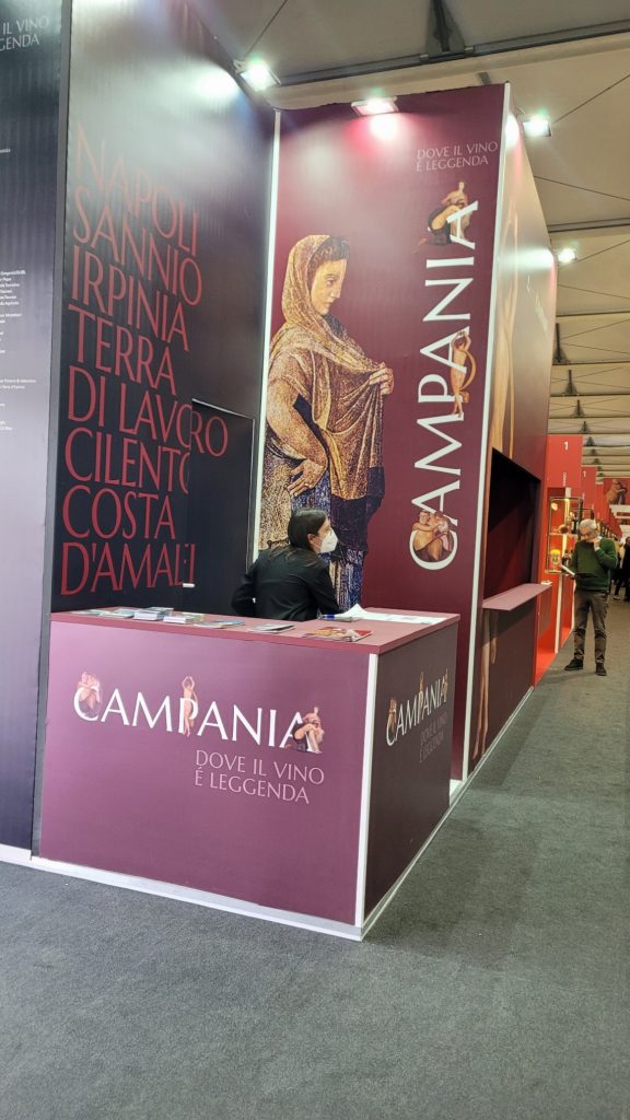 ragazze al box di vinitaly 2022